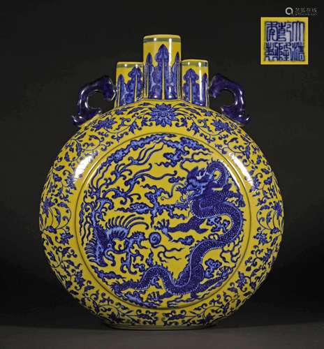 A CHINESE VINTAGE PORCELAIN VASE