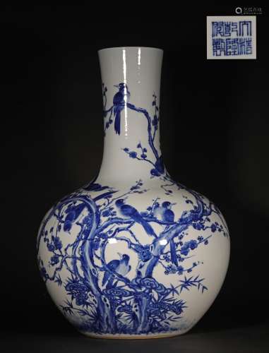 A CHINESE PORCELAIN VASE