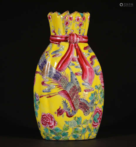 A CHINESE VINTAGE PORCELAIN VASE