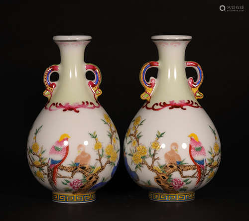 A PAIR OF ENAMEL GLAZE PORCELAIN VASES