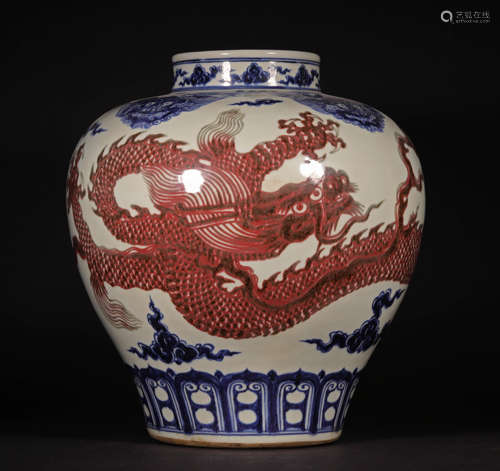 A LARGE CHINESE VINTAGE PORCELAIN JAR