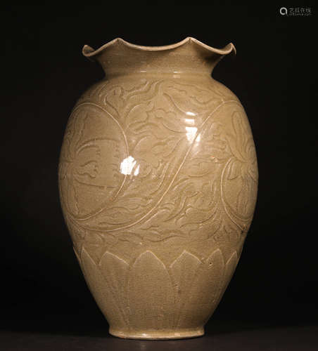 A CHINESE VINTAGE PORCELAIN JAR