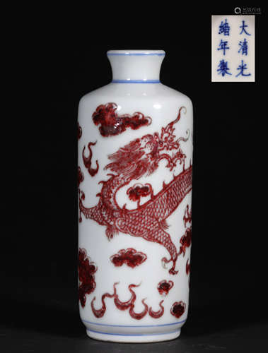 A CHINESE VINTAGE PORCELAIN SNUFF BOTTLE