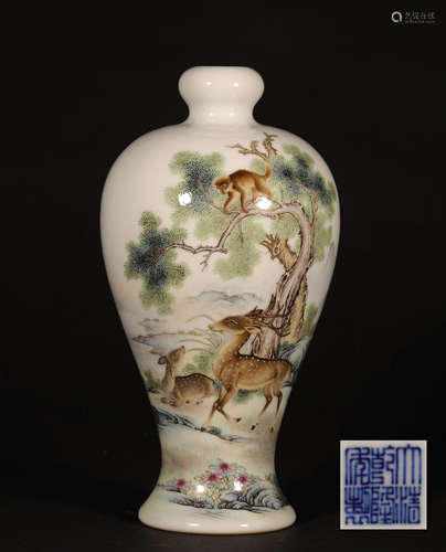 A CHINESE VINTAGE PORCELAIN VASE