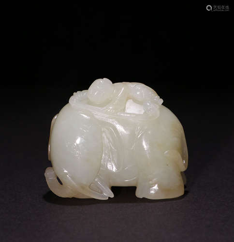 A CHINESE VINTAGE JADE ITEM