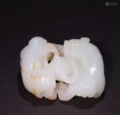 A CHINESE VINTAGE JADE ITEM