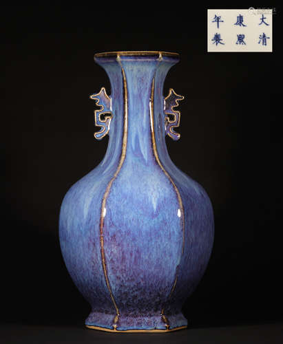 A CHINESE VINTAGE PORCELAIN VASE