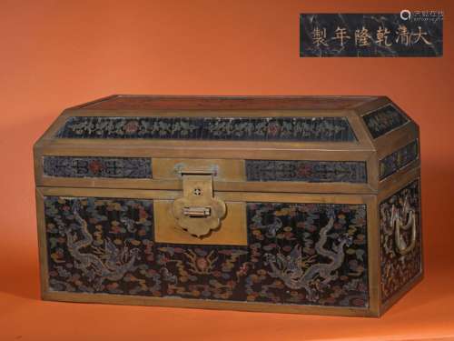 A CHINESE OLD VINTAGE LACQUER BOX