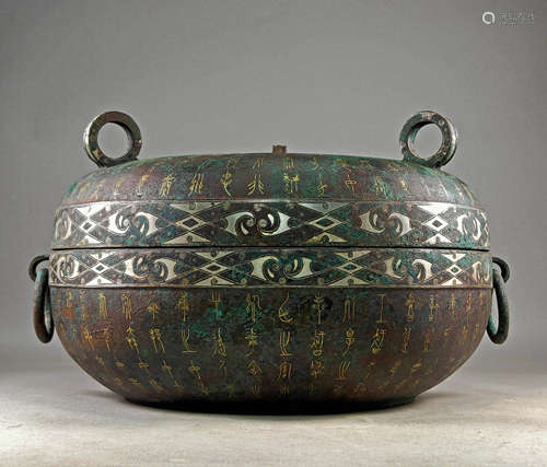 A CHINESE VINTAGE BRONZE LIDDED BOX