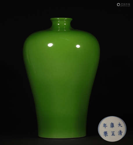 A CHINESE VINTAGE PORCELAIN VASE