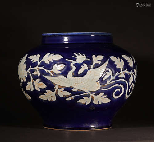 A CHINESE VINTAGE LARGE PORCELAIN JAR