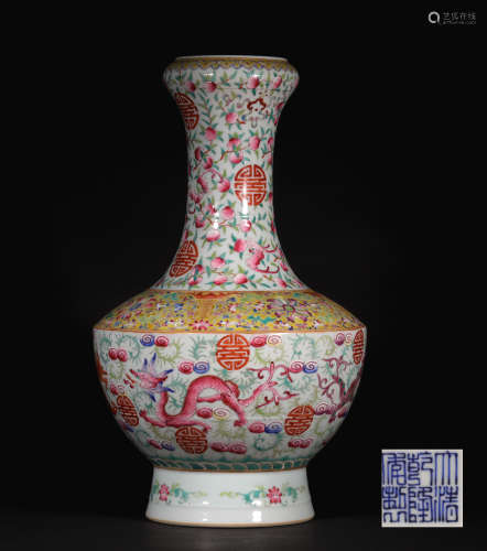 A CHINESE VINTGAE PORCELAIN VASE