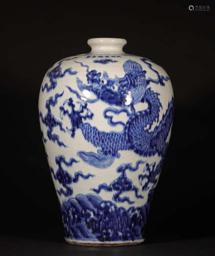 A CHINESE VINTAGE PORCELAIN VASE