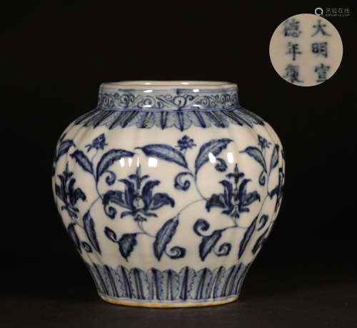 A CHINESE VINTAGE PORCELAIN JAR