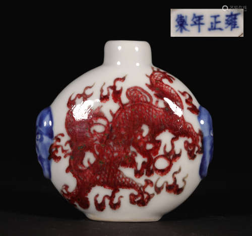 A CHINESE VINTAGE PORCELAIN SNUFF BOTTLE