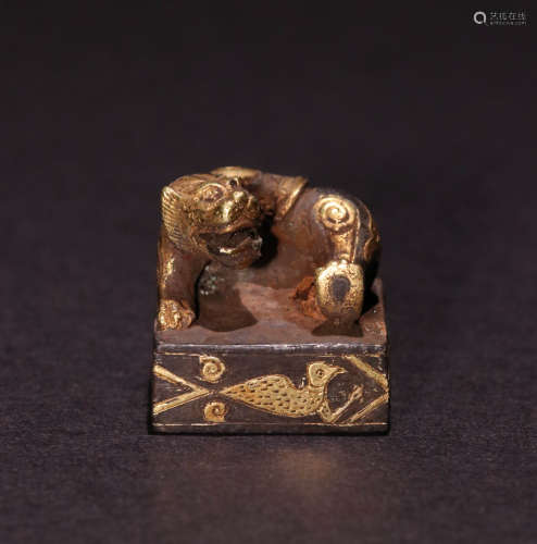 A CHINESE VINTAGE GILT BRONZE SEAL