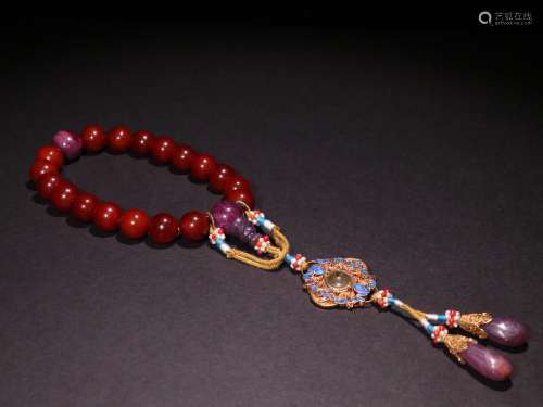 A CHINESE ANTIQUE AMBER HAND CHAIN