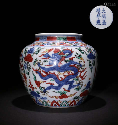 A CHINESE VINTAGE PORCELAIN JAR