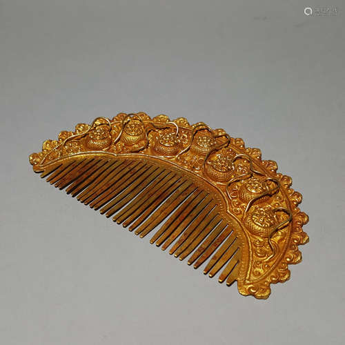 A CHINESE VINTAGE GOLD COMB