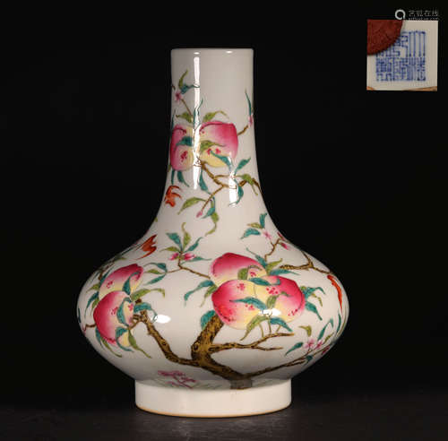 A CHINESE VINTAGE PORCELAIN VASE