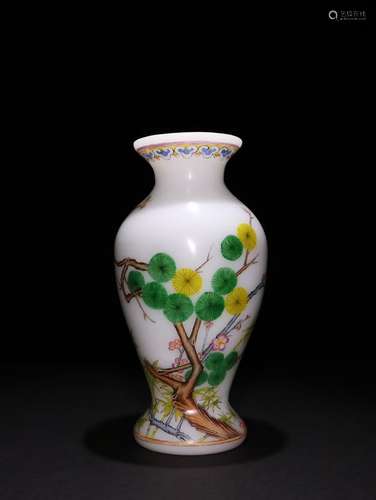 A Chinese Glassware Vase Of Floral Decorated