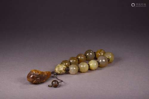 A Chinese Agate Bracelet With Shoushan Stone