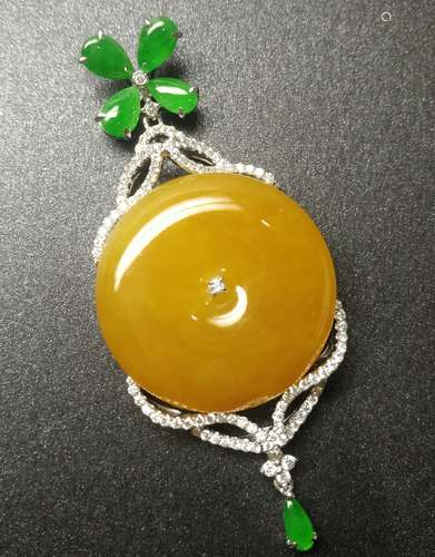 An 18K White Gold Icy Yellow Jadeite Pendant Embeded Diamond, Class A