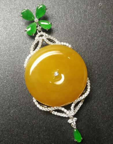 An 18K White Gold Icy Yellow Jadeite Pendant Embeded Diamond, Class A