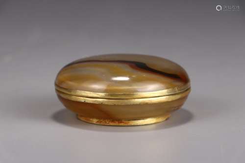 A Chinese Agate Box With Cover Embeded Gold