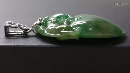 An 18K White Gold Waxy Jadeite Pendant Embeded Diamond, Class A