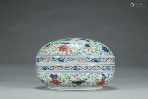 A Chinese Wucai Porcelain Box With Cover Of Lotus Painting