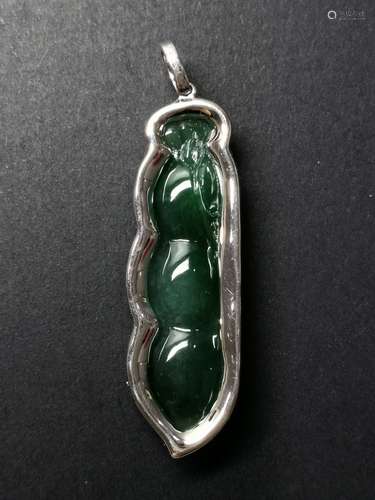 An 18K White Gold Icy Jadeite Pendant Embeded Diamond, Class A