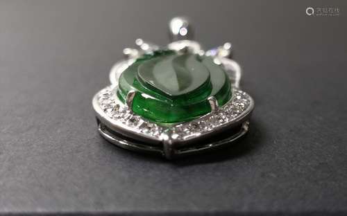 An 14K White Gold Waxy Jadeite Pendant Embeded Diamond, Class A