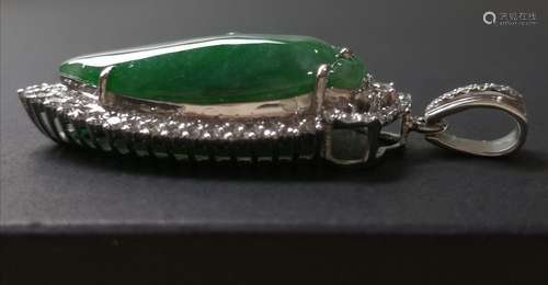 An 18K White Gold Icy Jadeite Pendant Embeded Diamond, Class A