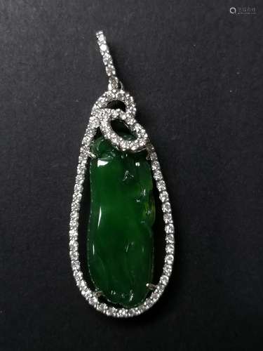 An 18K White Gold Glassy Jadeite Pendant Embeded Diamond, Class A