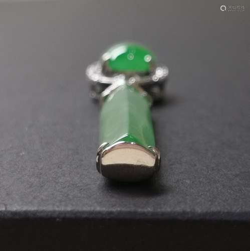 An 18K White Gold Icy Jadeite Pendant Embeded Diamond, Class A