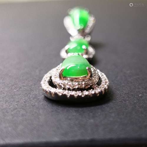 An 18K White Gold Glassy Jadeite Pendant Embeded Diamond, Class A