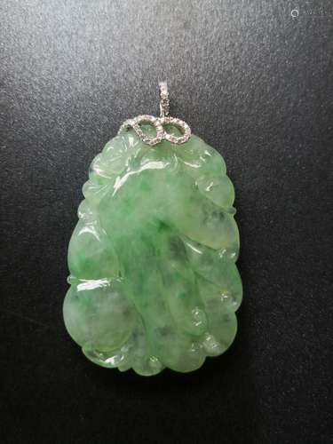 An 18K White Gold Icy Jadeite Pendant Embeded Diamond, Class A