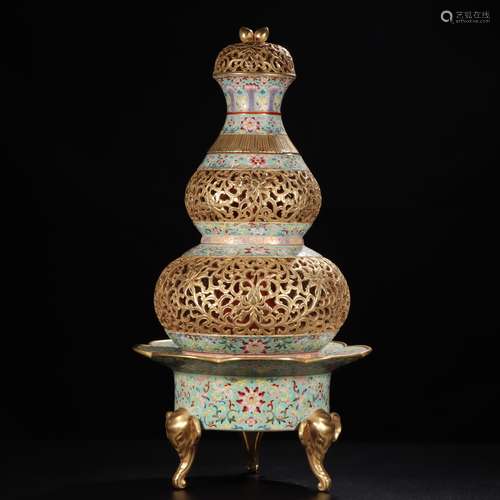 FAMILLE ROSE AND GILT OPENWORK CARVED DOUBLE GOURD SHAPED TRIPOD VASE WITH LID