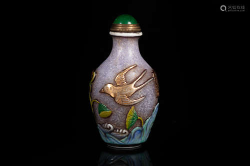 AN OVERLAY 'FLOWER AND BIRD' SNUFF BOTTLE