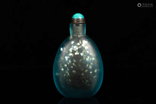 A BLUE GLASS SNUFF BOTTLE