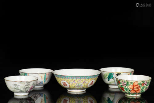 GROUP OF FIVE PORCELAIN BOWLS