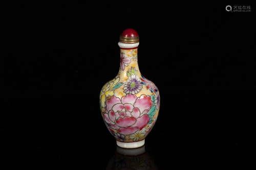 A FAMILLE ROSE 'FLOWER' SNUFF BOTTLE