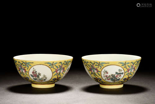 PAIR OF FAMILLE ROSE 'PEACHES' BOWLS