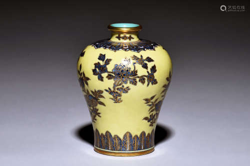 GILT DECORATED BLUE AND WHITE VASE, MEIPING