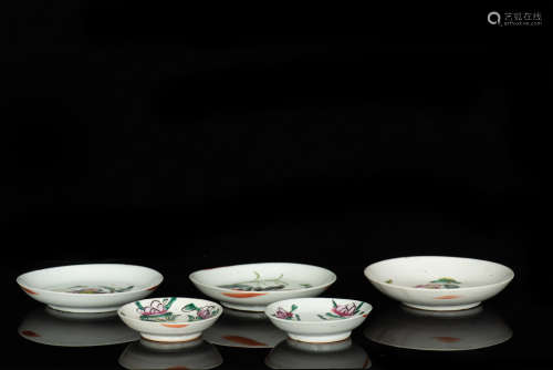 GROUP OF FIVE FAMILLE ROSE DISHES