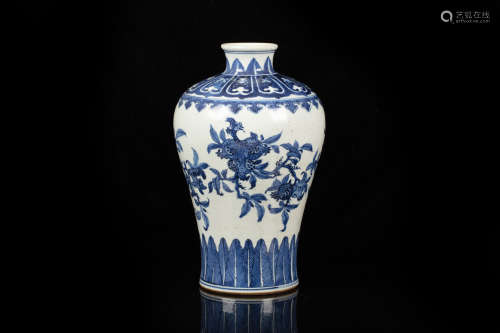 A BLUE AND WHITE BALUSTER VASE