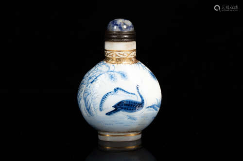 A BLUE AND WHITE 'GOOSE' SNUFF BOTTLE