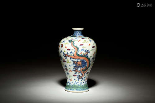 DOUCAI 'DRAGONS' VASE, MEIPING