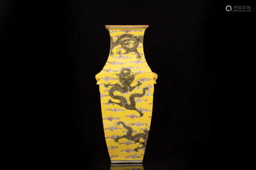 A SQUARE-SECTIONED YELLOW-GROUND FAMILLE VERTE VASE